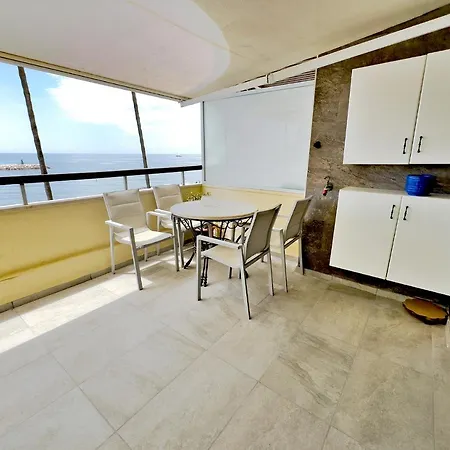 Amazing Sea Views Over Port Apartment